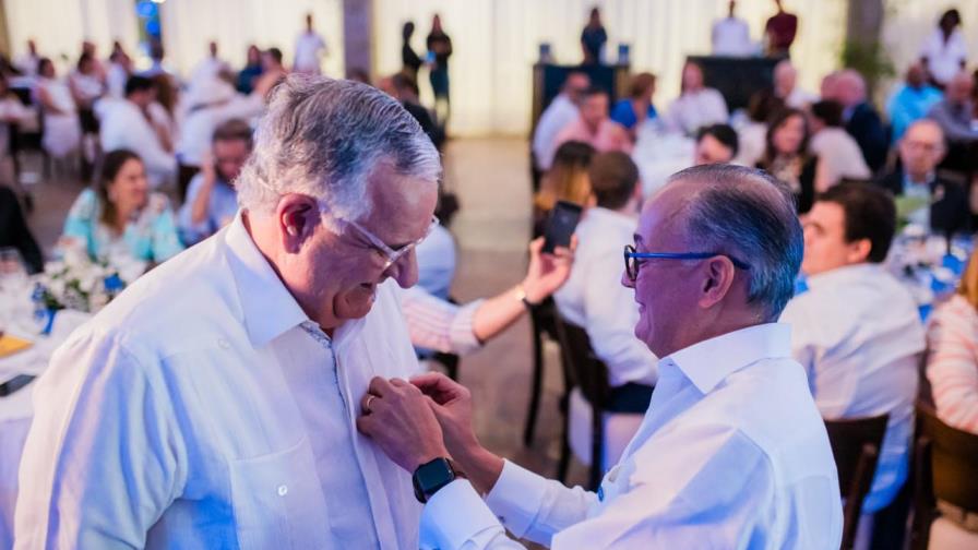 Náutico de Santo Domingo reconoce socios honoríficos y anuncia torneos de pesca