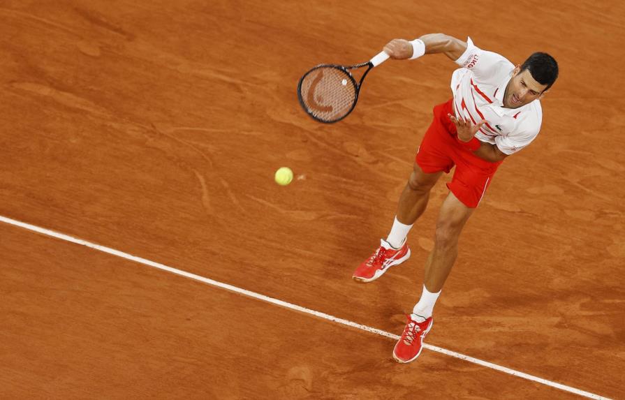 Djokovic avanza con paso firme a la segunda ronda en Roland Garros