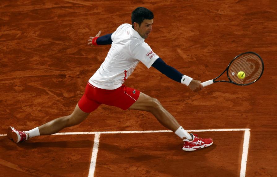 Un eufórico Stefanos Tsitsipas desafía al dudoso Novak Djokovic en el Roland Garros