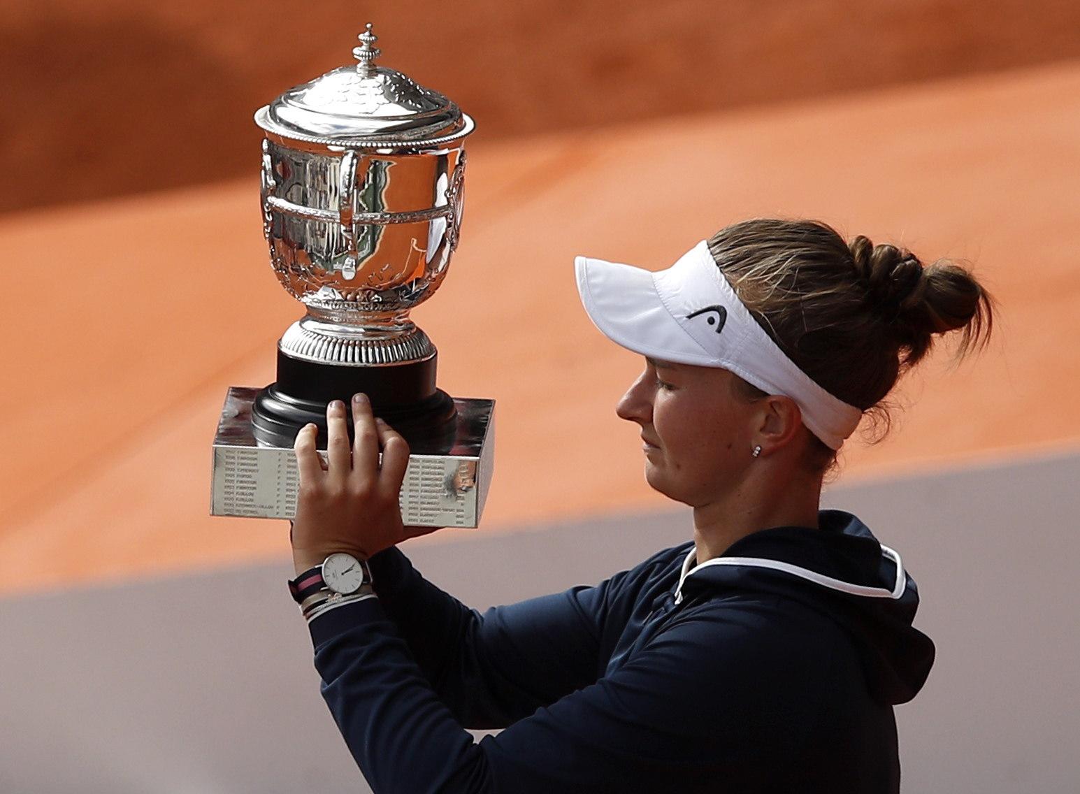 Barbora Krejcikova de la República Checa celebra con su trofeo tras vencer a Anastasia Pavlyuchenkova de Rusia durante su partido final femenino en el torneo de tenis Abierto de Francia en Roland Garros en París, Francia, 12 de junio 2021. (EFE/EPA/Yoan Valat)