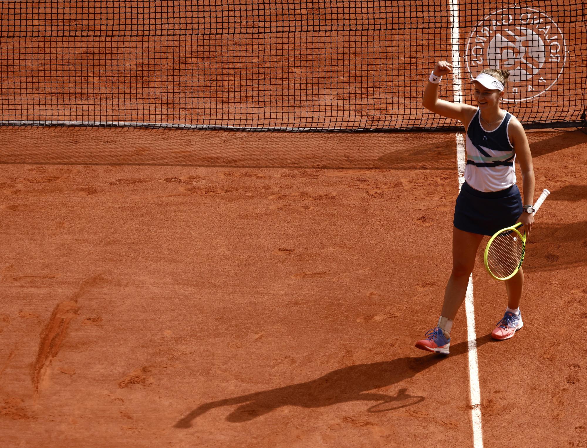 Barbora Krejcikova de la República Checa celebra la victoria contra Anastasia Pavlyuchenkova de Rusia durante su partido final femenino en el torneo de tenis Abierto de Francia en Roland Garros en París, Francia, el 12 de junio de 2021. (EFE/EPA/Yoan Valat)