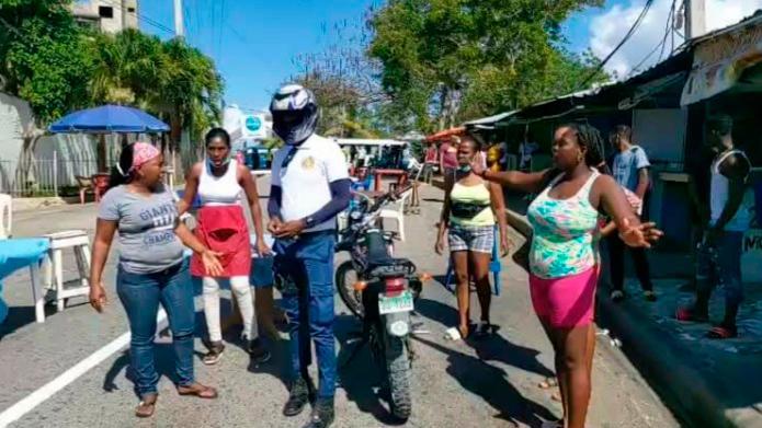 Autoridades se enfrentan con fritureras de Boca Chica por incumplimiento de medidas