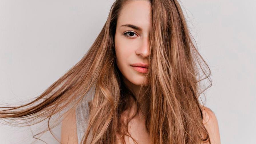¿Días lluviosos? Controla el frizz de tu cabello con estos consejos