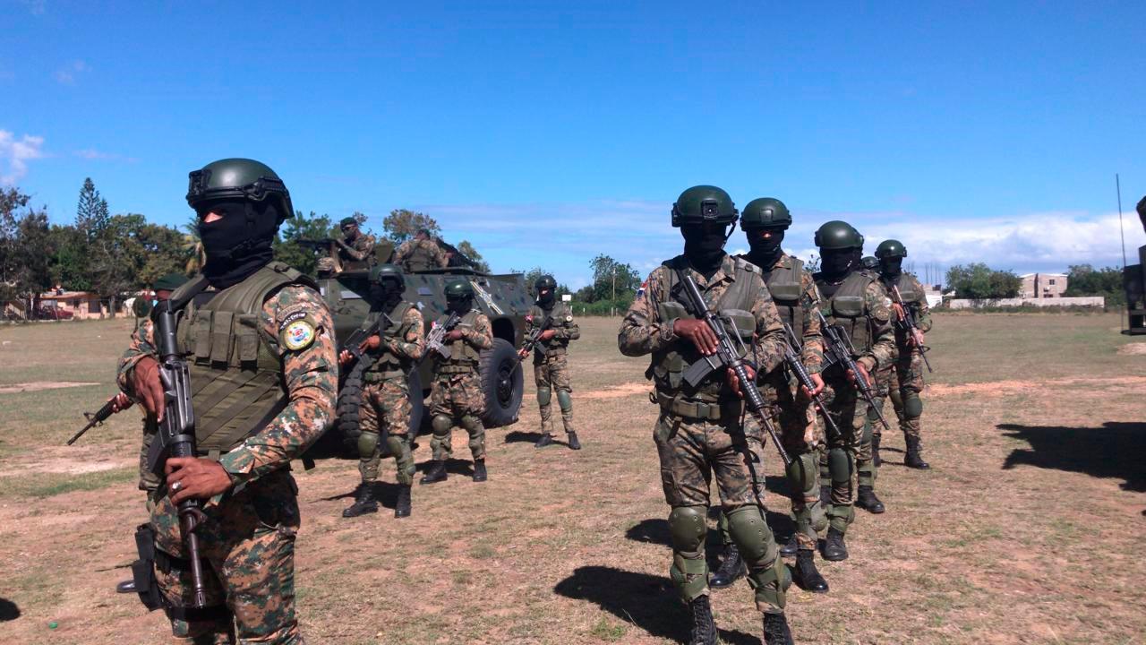 El patrullaje de los miembros del Ejército, apoyados por Armada Dominicana, Fuerza Aérea y el Cuerpo Especializado en Seguridad Fronteriza Terrestre (Cesfront), en la franja norte de la frontera con Haití, como medida preventiva por las crisis en ese país.