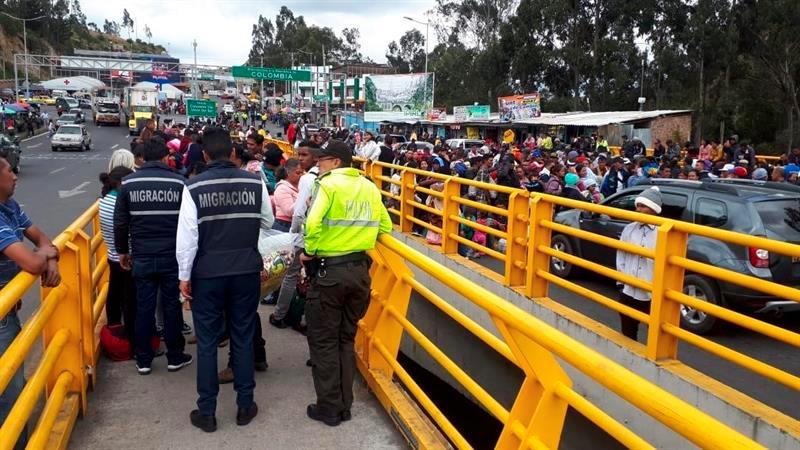 “¡Queremos pasar!”, el grito desesperado de venezolanos en límite con Ecuador