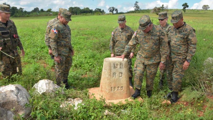 Comandante del Ejército da primer palazo para construcción de destacamento en Elías Piña Comandante del Ejército da primer palazo para construcción de destacamento en Elías Piña
