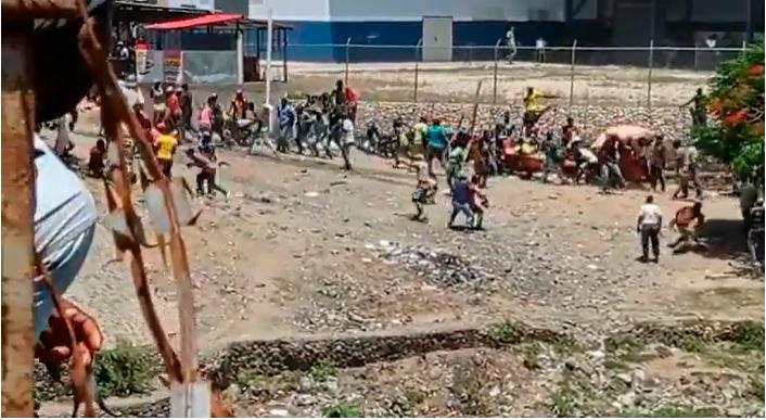 Policía haitiana dispersa a tiros a multitud que intentaba cruzar al territorio dominicano por Dajabón