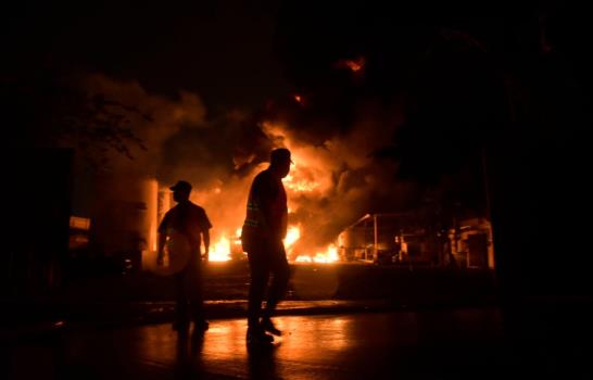 Bomberos trabajan para controlar fuego en Villa Aura, Santo Domingo Oeste