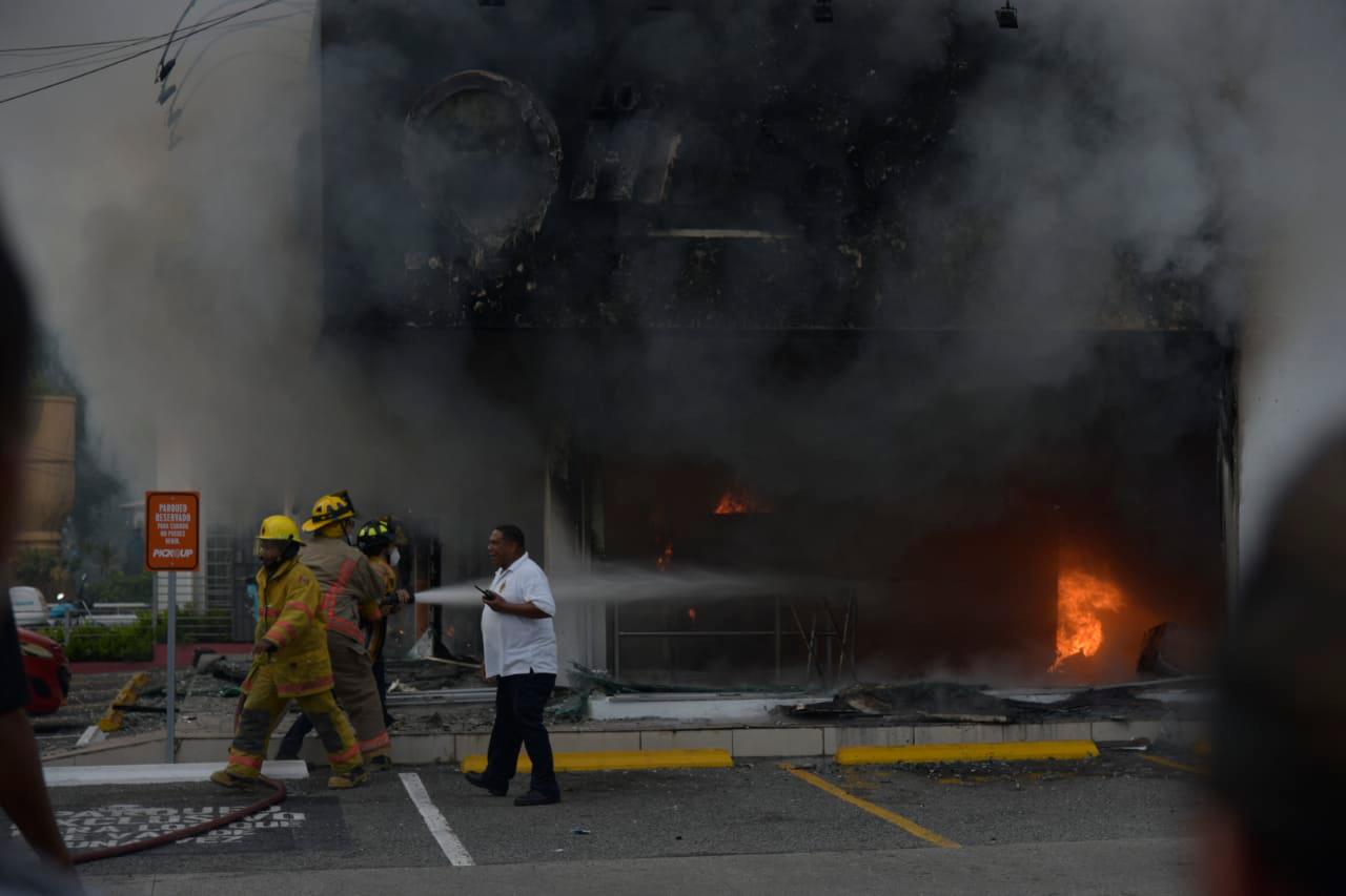 La humerada impide la visibilidad, durante el incendio que se registró la tarde de este sábado en la farmacia Los Hidalgos. 