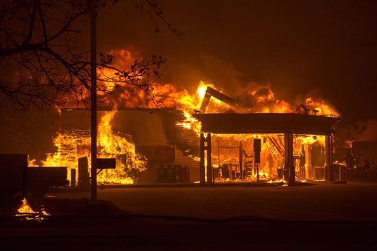Aumentan a 30.000 los evacuados por devastador incendio en California
