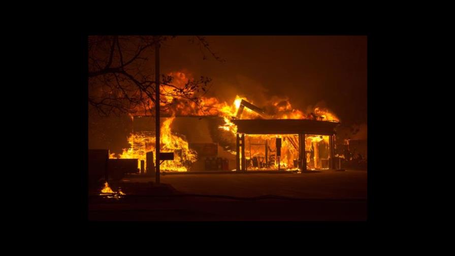 Aumentan a 30.000 los evacuados por devastador incendio en California