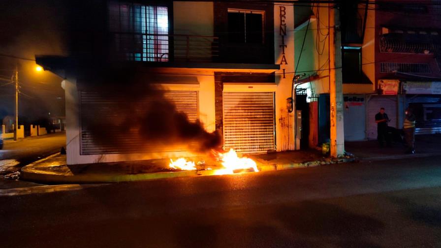 Incendian neumáticos frente a una oficina de Edenorte en San Francisco de Macorís