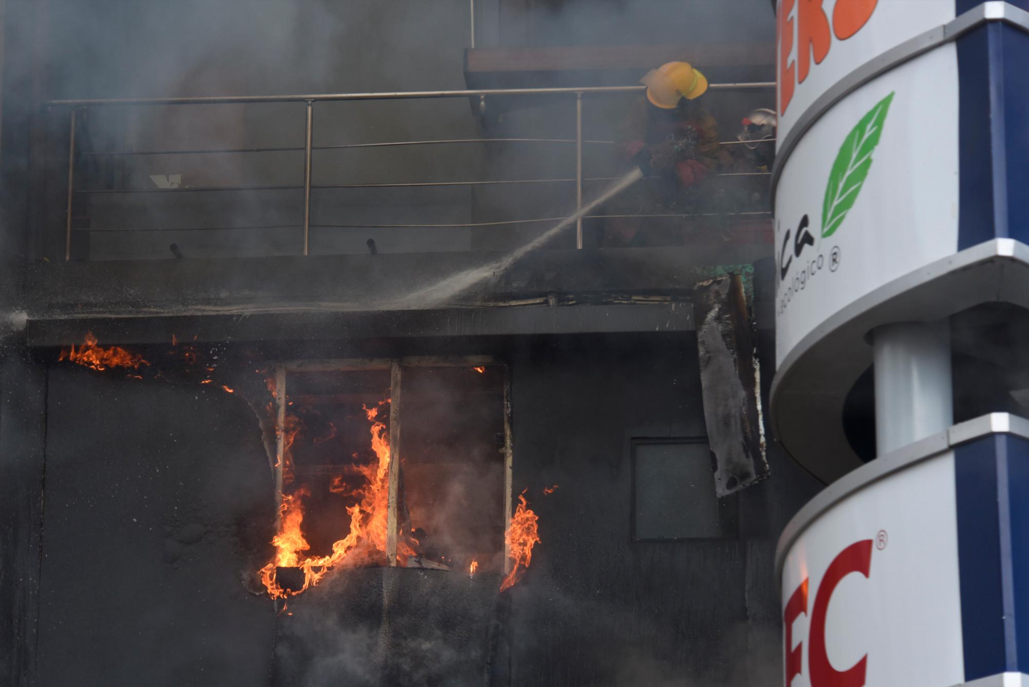 El incendio en la Torre Acrópolis comenzó alrededor de las 3:50 de la tarde y afectó en el segundo piso a un restaurante y bar, se propagó parcialmente en la primera planta y en la segunda, donde había productos inflamables. Martes 12 de marzo de 2019.