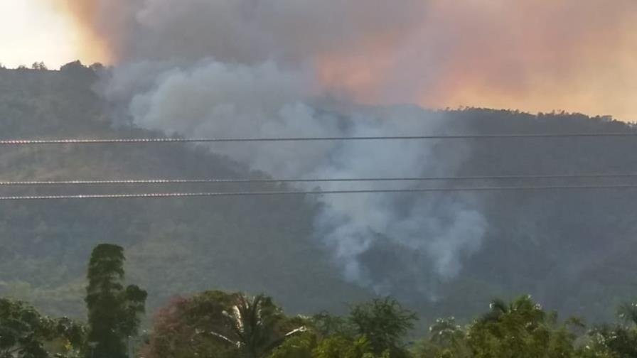 Reportan incendio forestal en loma de Guaigüí en La Vega