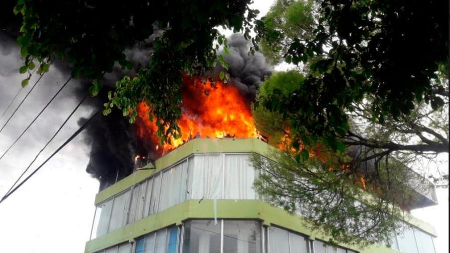Fuego afecta tienda de muebles en La Vega
