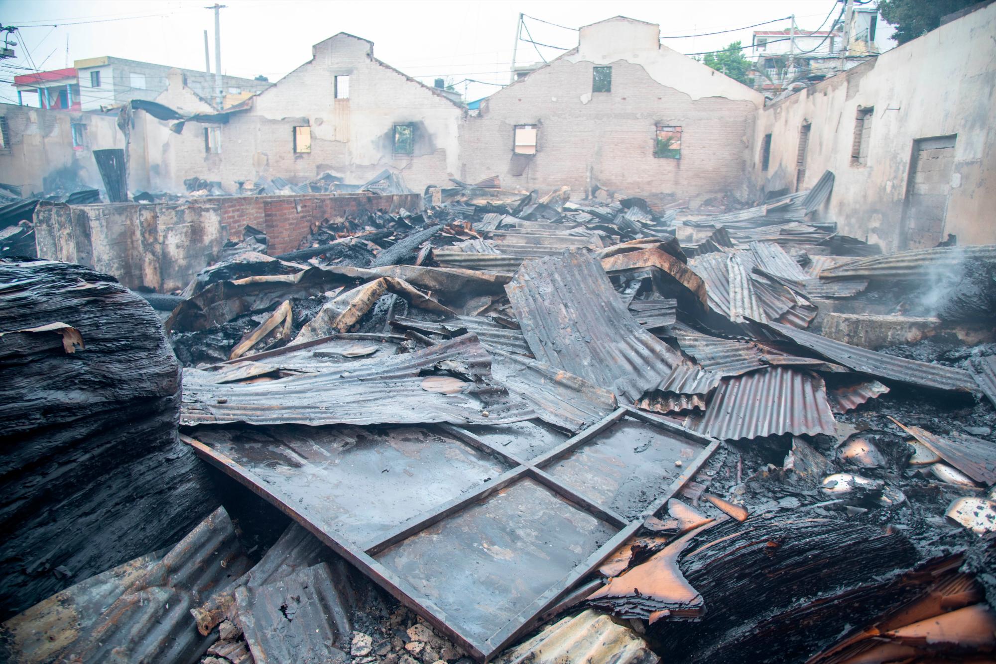 Algunos de los negocios afectados quedaron totalmente destruidos por las llamas.