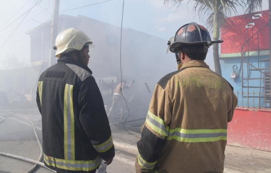 Fuego destruye una casa y un taller de ebanistería en Santiago
