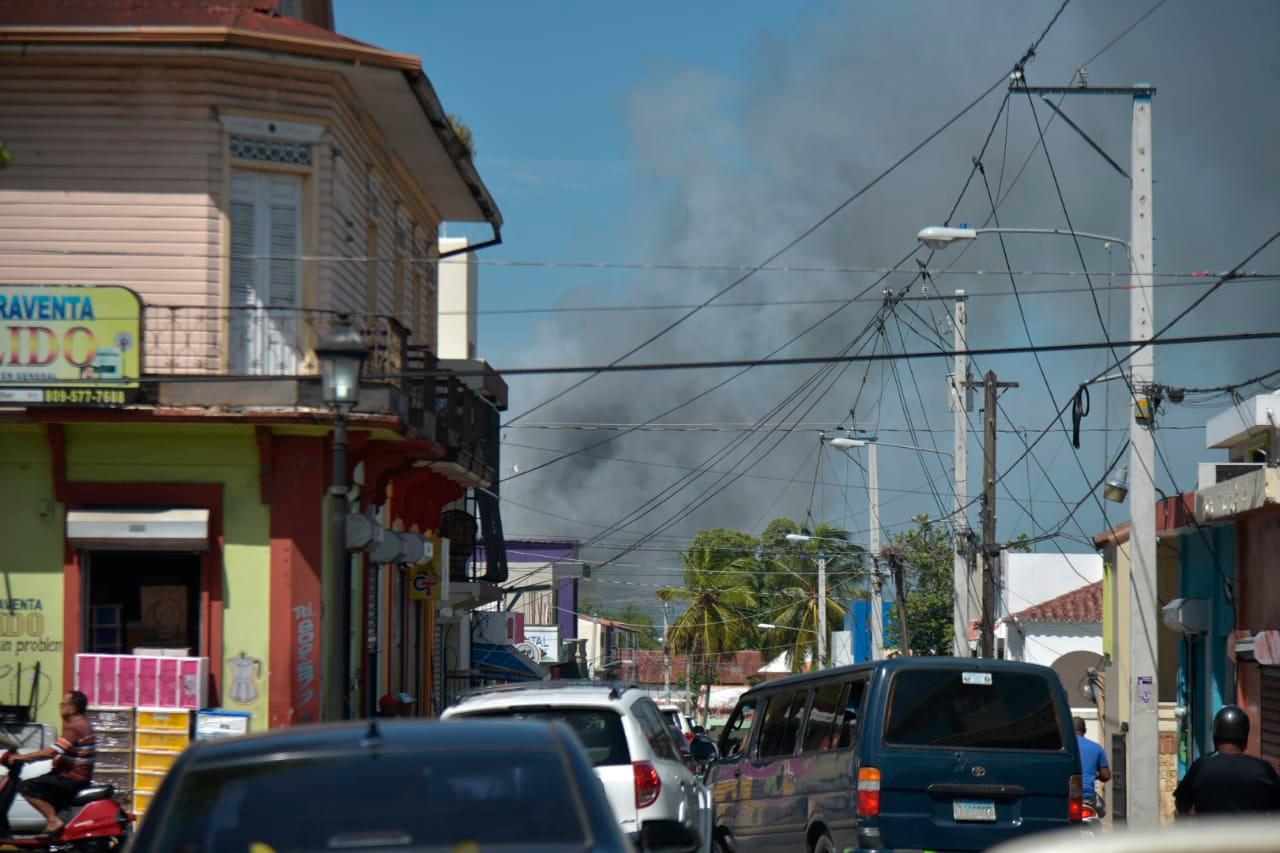 Por el humo del fuego del vertedero de Moca al menos 30 personas fueron ingresadas a centros de salud por la inhalación del humo.