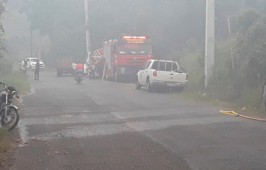 Fuego de vertedero en Puerto Plata está fuera de control y al lado de una estación de gas propano