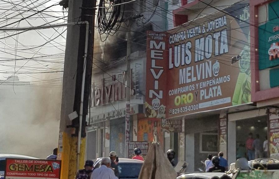 Bomberos intentan apagar fuego afecta pensión desde horas en Villa Consuelo