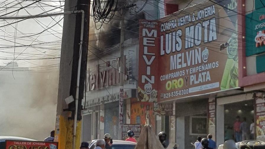 Bomberos intentan apagar fuego afecta pensión desde horas en Villa Consuelo