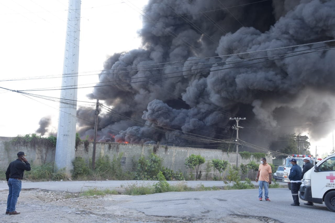 El fuego en la fábrica de plásticos Flexopack inició a las 7:00 de la mañana.