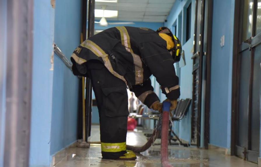Fuego afecta área de hospital de Santiago