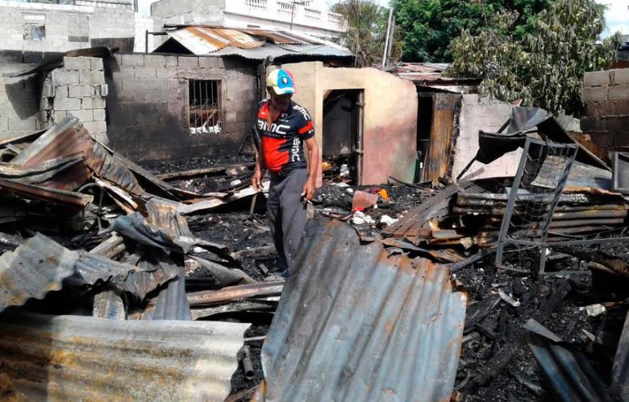 Un quemado y seis casas destruidas en incendio en La Loma del Chivo