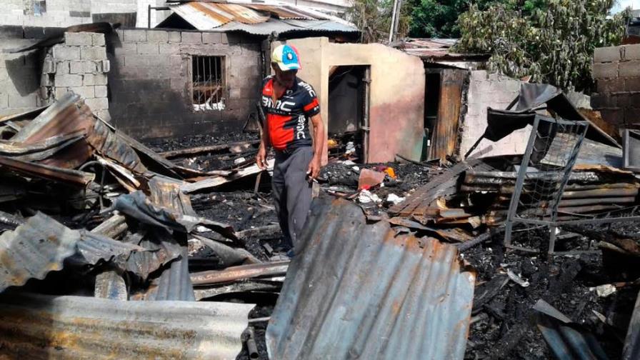 Un quemado y seis casas destruidas en incendio en La Loma del Chivo