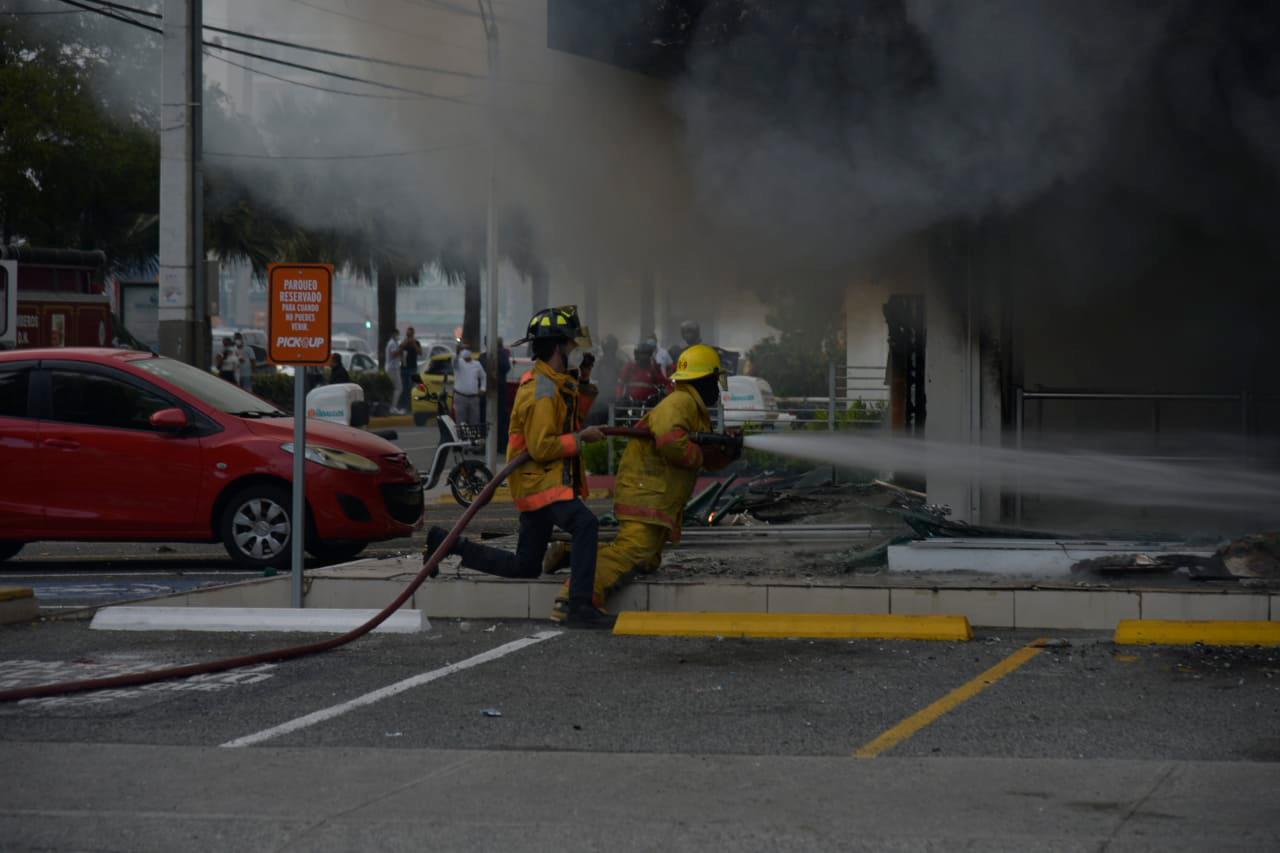 Bomberos del Distrito Nacional trabajan para sofocar las llamas.