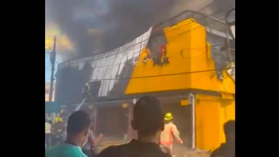 Fuego se intensifica y consume todo el edificio de Aro y Pedal