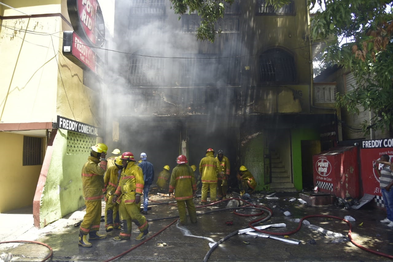 El incendio que afecta una tienda de pinturas automotriz y materiales afines en el ensanche La Paz.