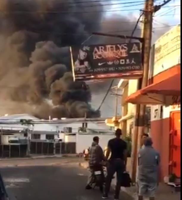 Fuego afecta fábrica de plásticos en la  zona industrial de Haina 