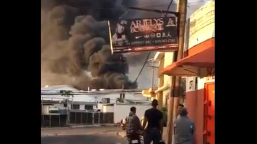 Fuego afecta fábrica de plásticos en la zona industrial de Haina Fuego afecta fábrica de plásticos en la zona industrial de Haina