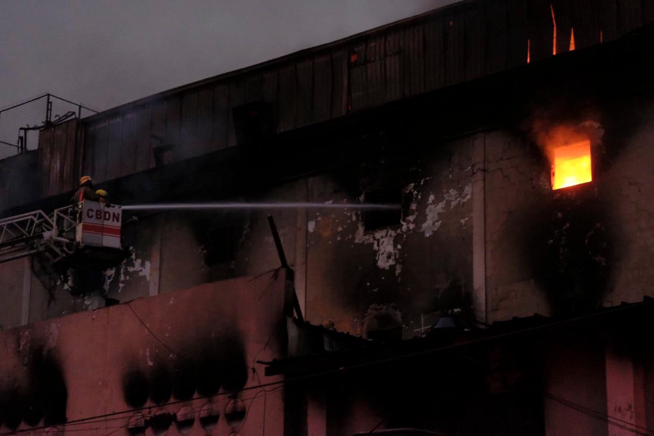 Aún se registra una densa capa de humo que cubre la zona.