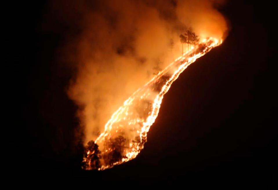 Así se ve el fuego desde el pueblo