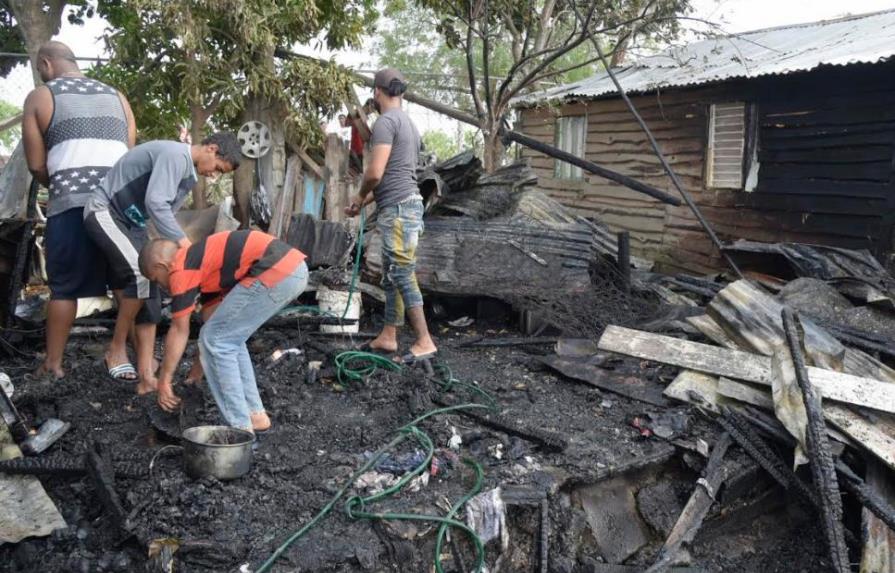 Fuego destruye seis viviendas y afecta otra en Santiago