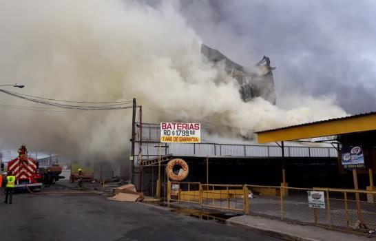Fuego destruye tienda de electrodomésticos L&R Comercial