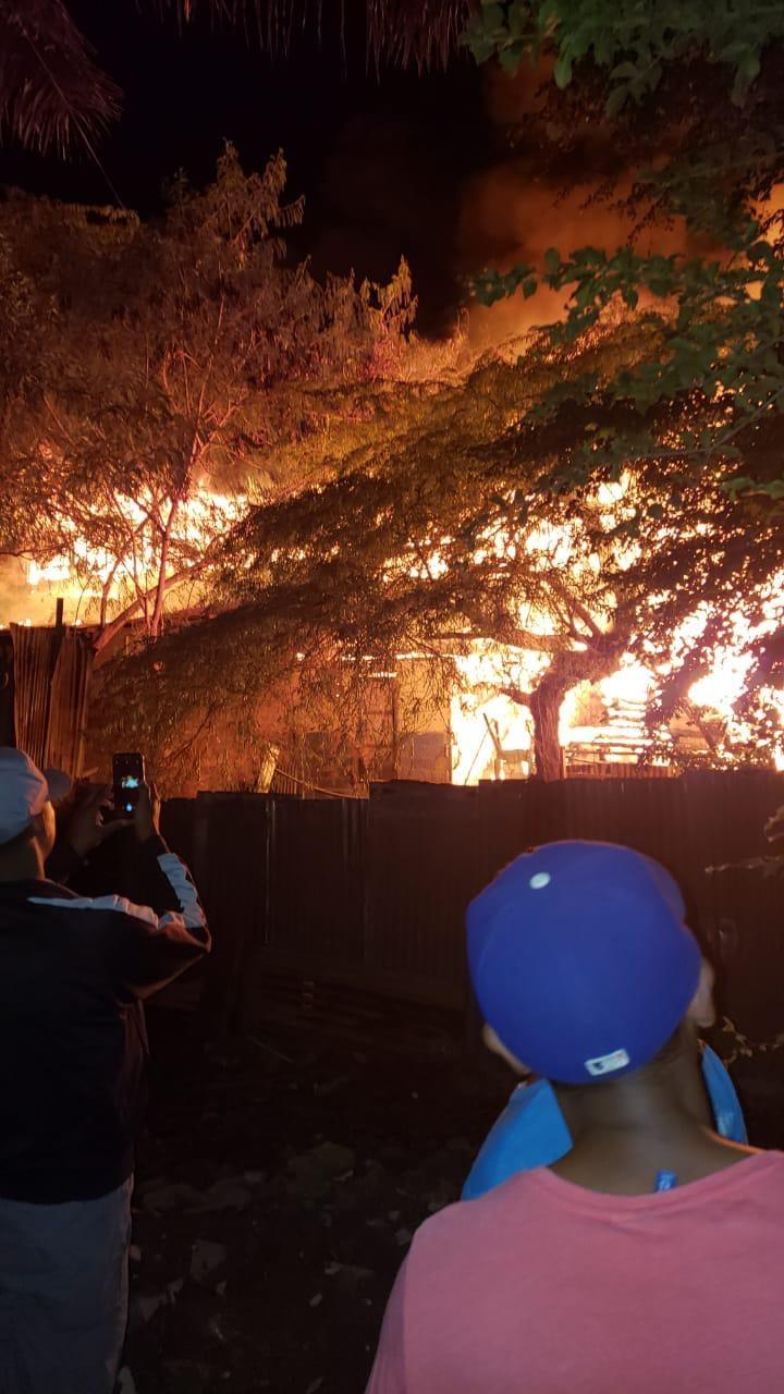 Muere hombre en un incendio que afectó viviendas y tienda de repuestos en Santiago