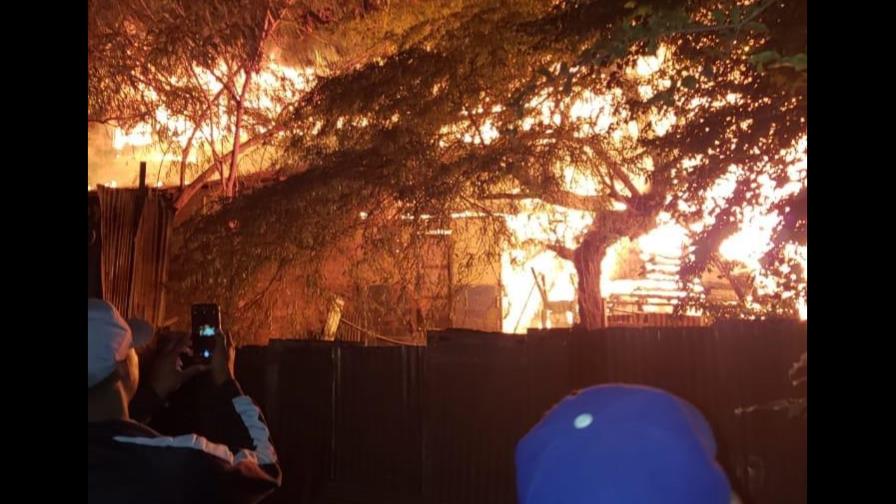 Muere hombre en un incendio que afectó viviendas y tienda de repuestos en Santiago