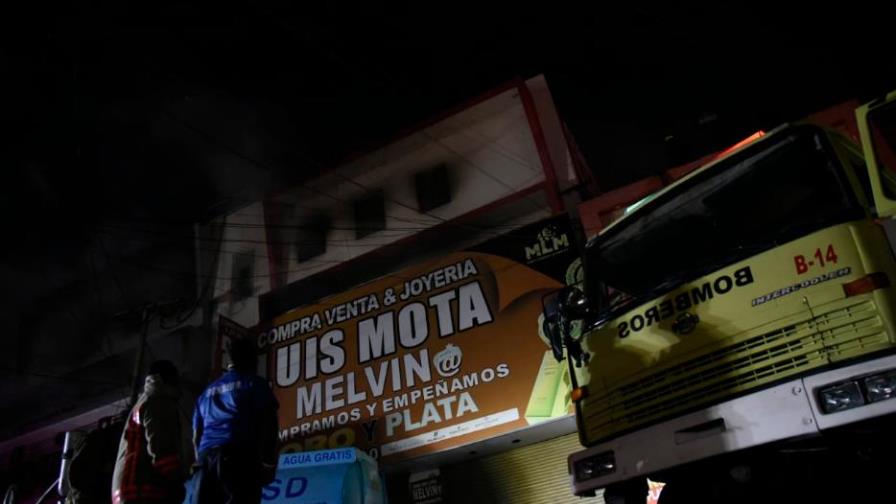 Bomberos apagan incendio en una pensión en Villa Consuelo