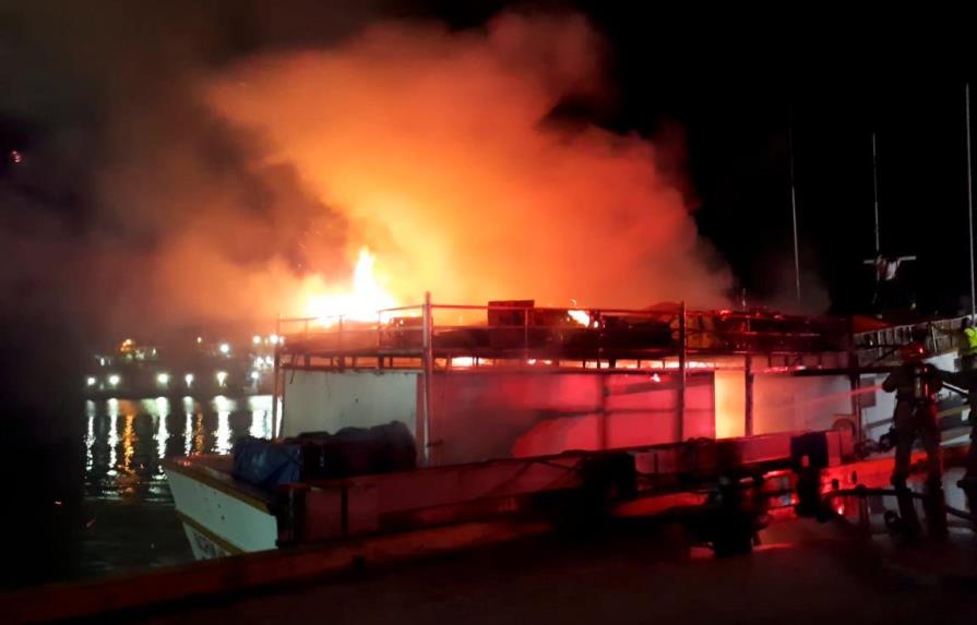 Barco cargado de alimentos se incendia en el muelle de San Pedro de Macorís 
