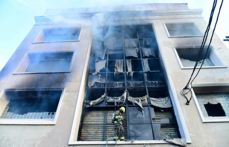 Un bombero herido y pérdidas millonarias por fuego en almacenes en Villa Juana