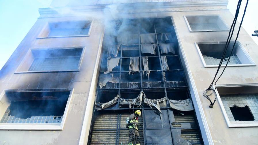 Un bombero herido y pérdidas millonarias por fuego en almacenes en Villa Juana
