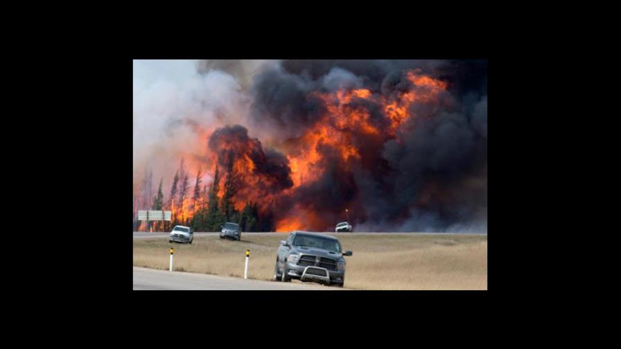 Continúan las evacuaciones en el oeste de Canadá por avance de incendios