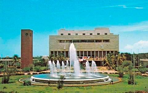 La fuente y  al fondo la Alcaldía del Distrito Nacional. 