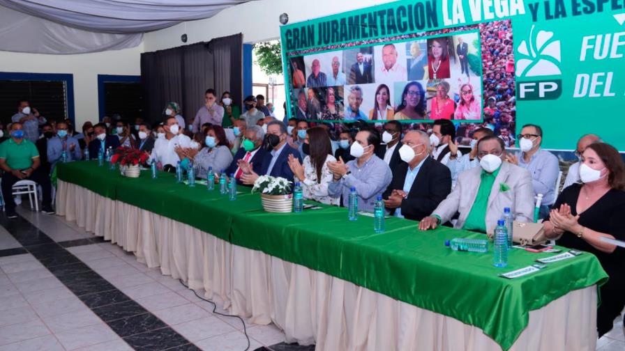 Leonel Fernández juramenta a ex peledeístas de La Vega en la Fuerza del Pueblo