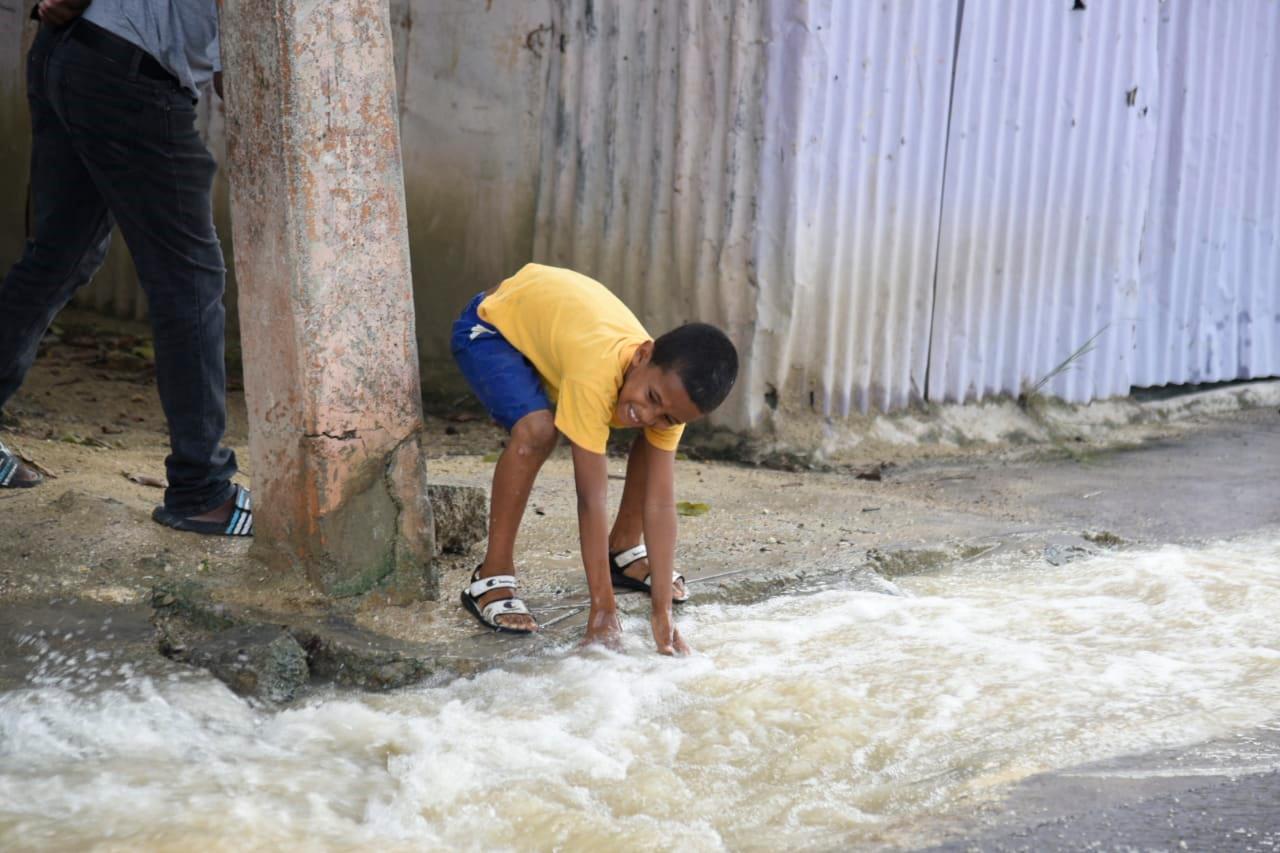 Una residente en el sector Nuevo Amanecer teme que la corriente de agua que sale de la fuga se lleve a un niño.