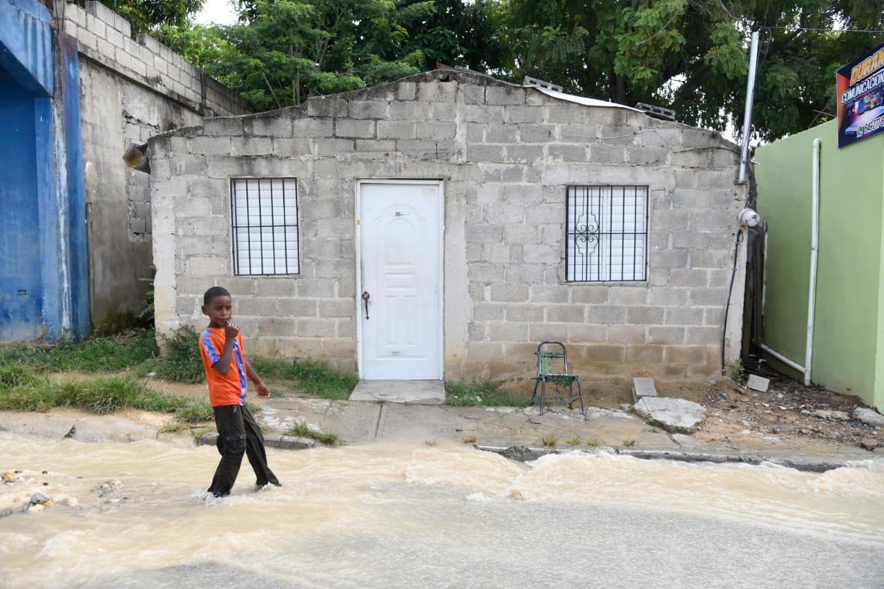 Una residente en el sector Nuevo Amanecer teme que la corriente de agua que sale de la fuga se lleve a un niño.