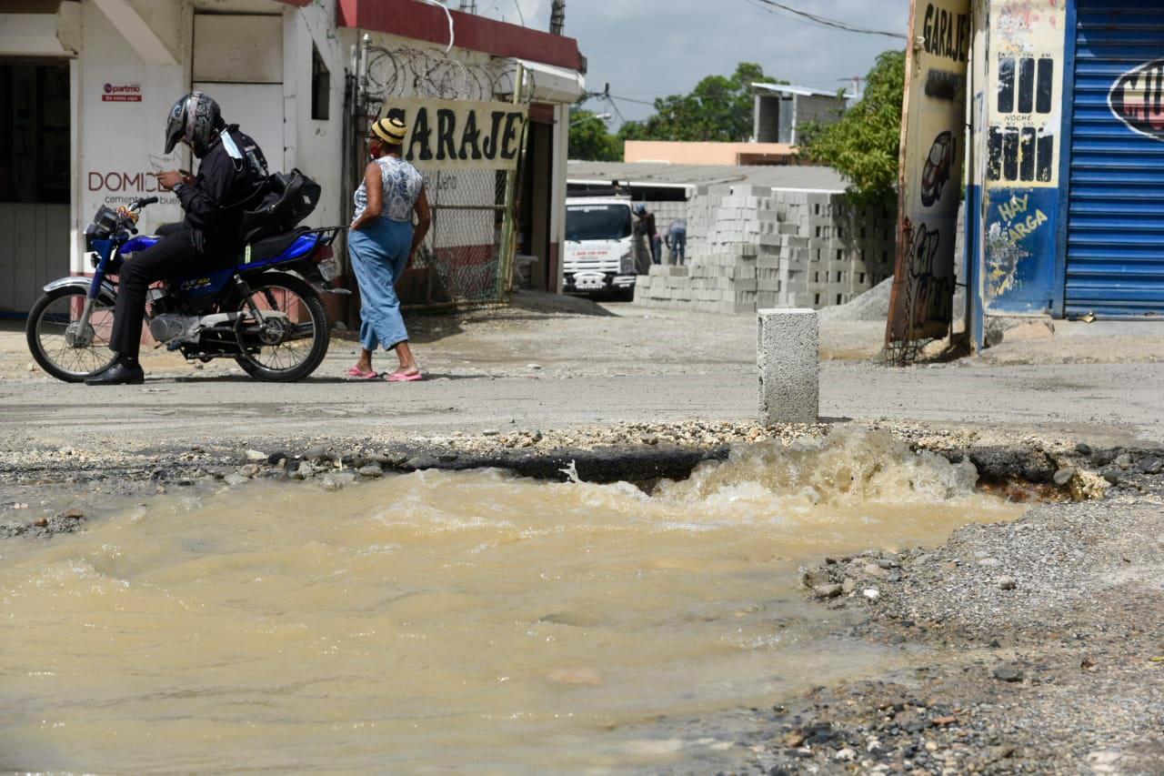 La fuga de agua tras romperse una tubería en el sector Nuevo Amanecer.